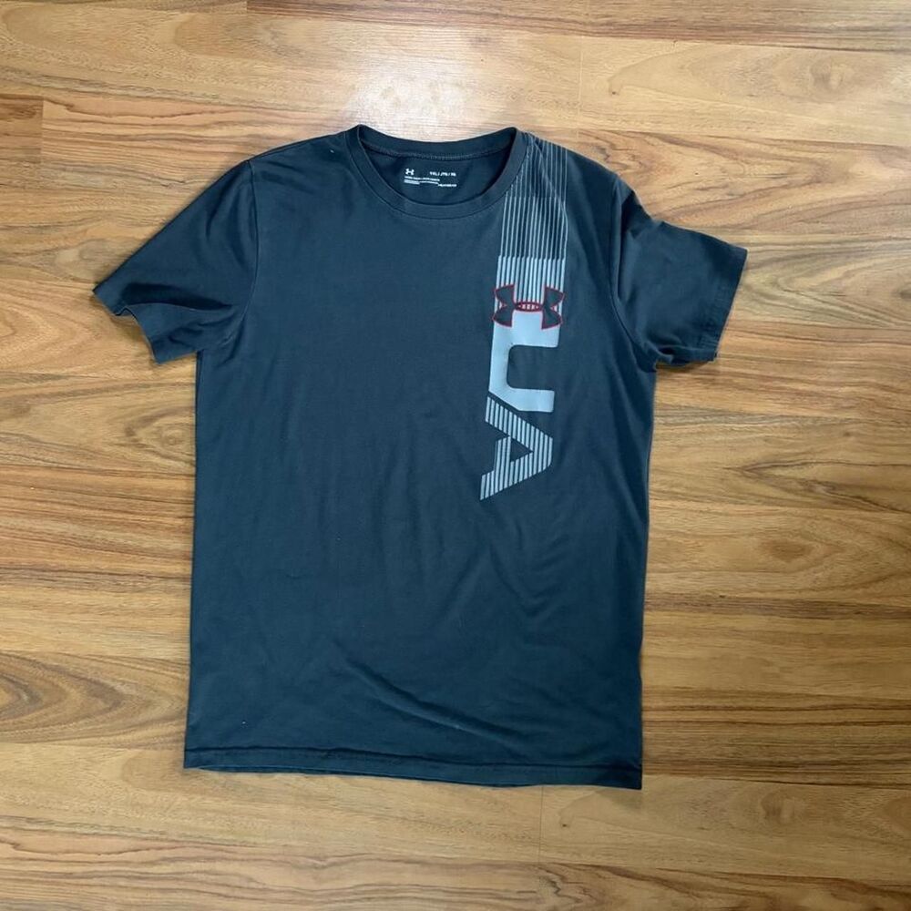 Under Armour HeatGear Youth XL black vertical logo athletic T shirt